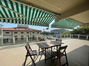 Ampio appartamento con terrazza a Marina di Massa